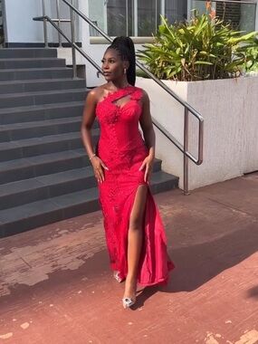 Elegant Red One-Shoulder Evening Gown